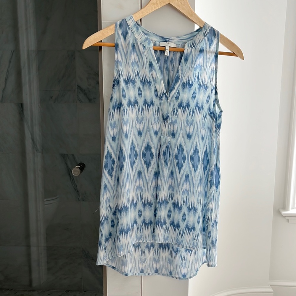 Joie XXS light blue patterned sleeveless 100% silk v-neck blouse.